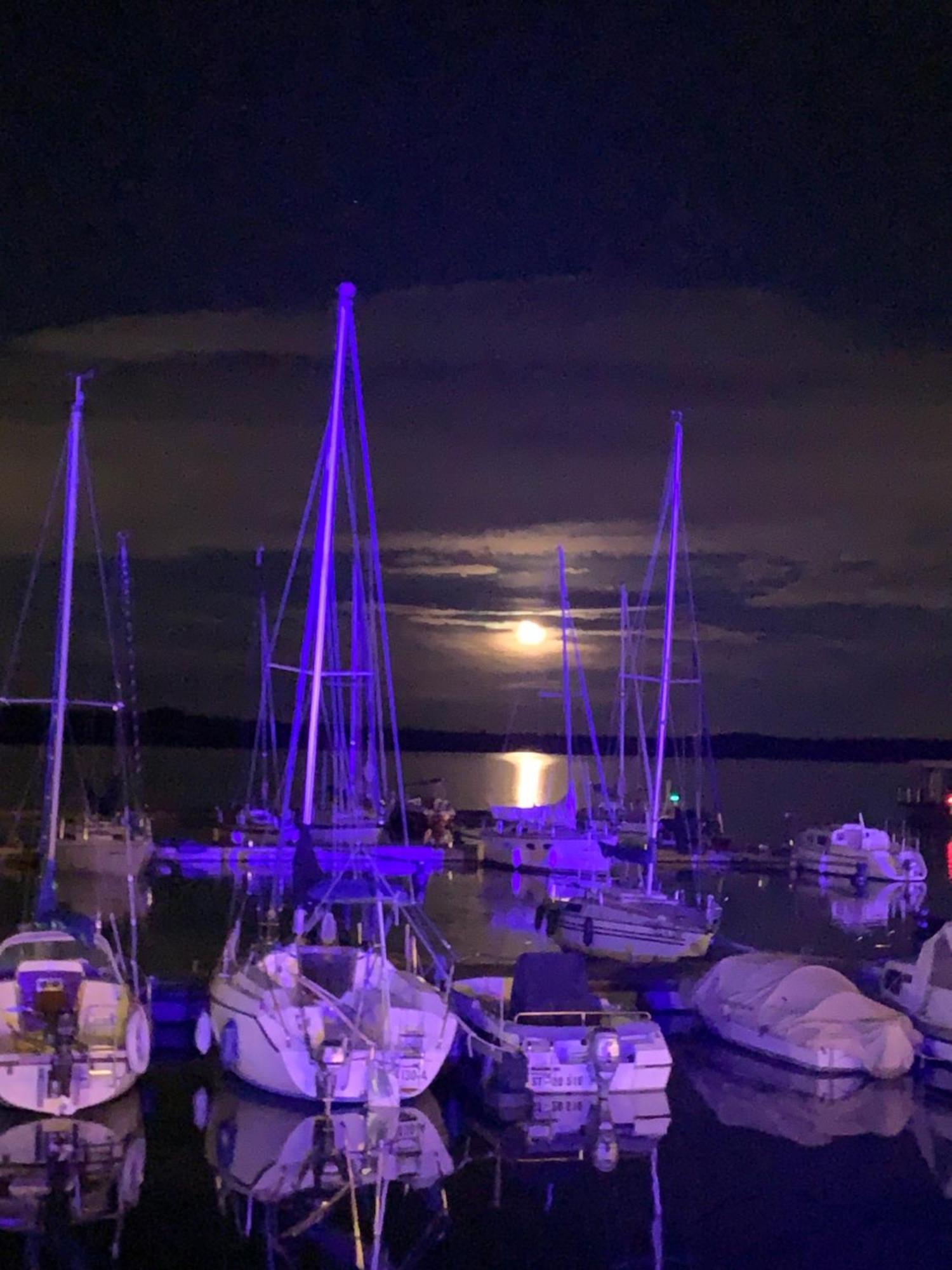 Hausboot Albatros Ботель Mucheln