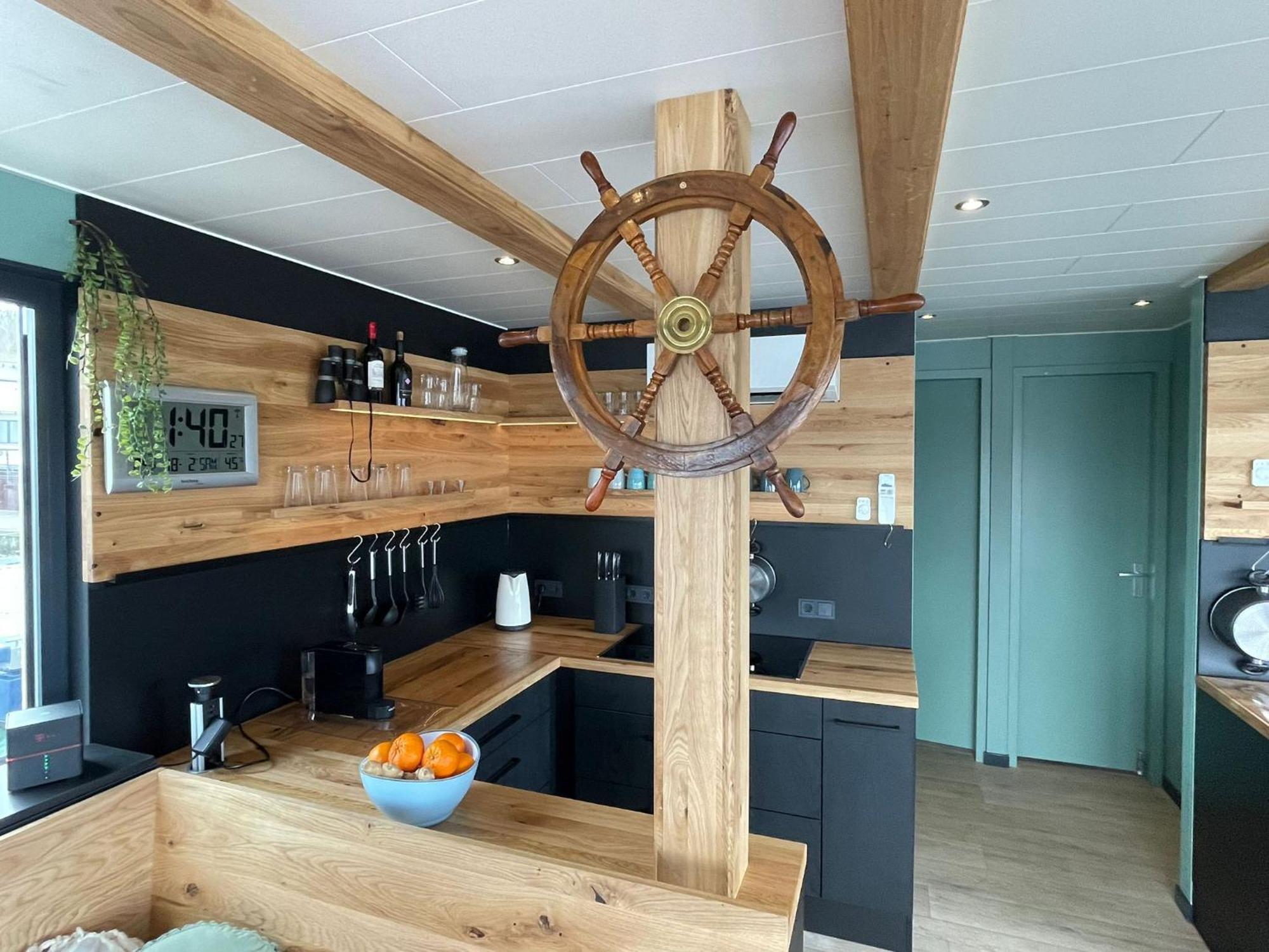 Hausboot Albatros Ботель *