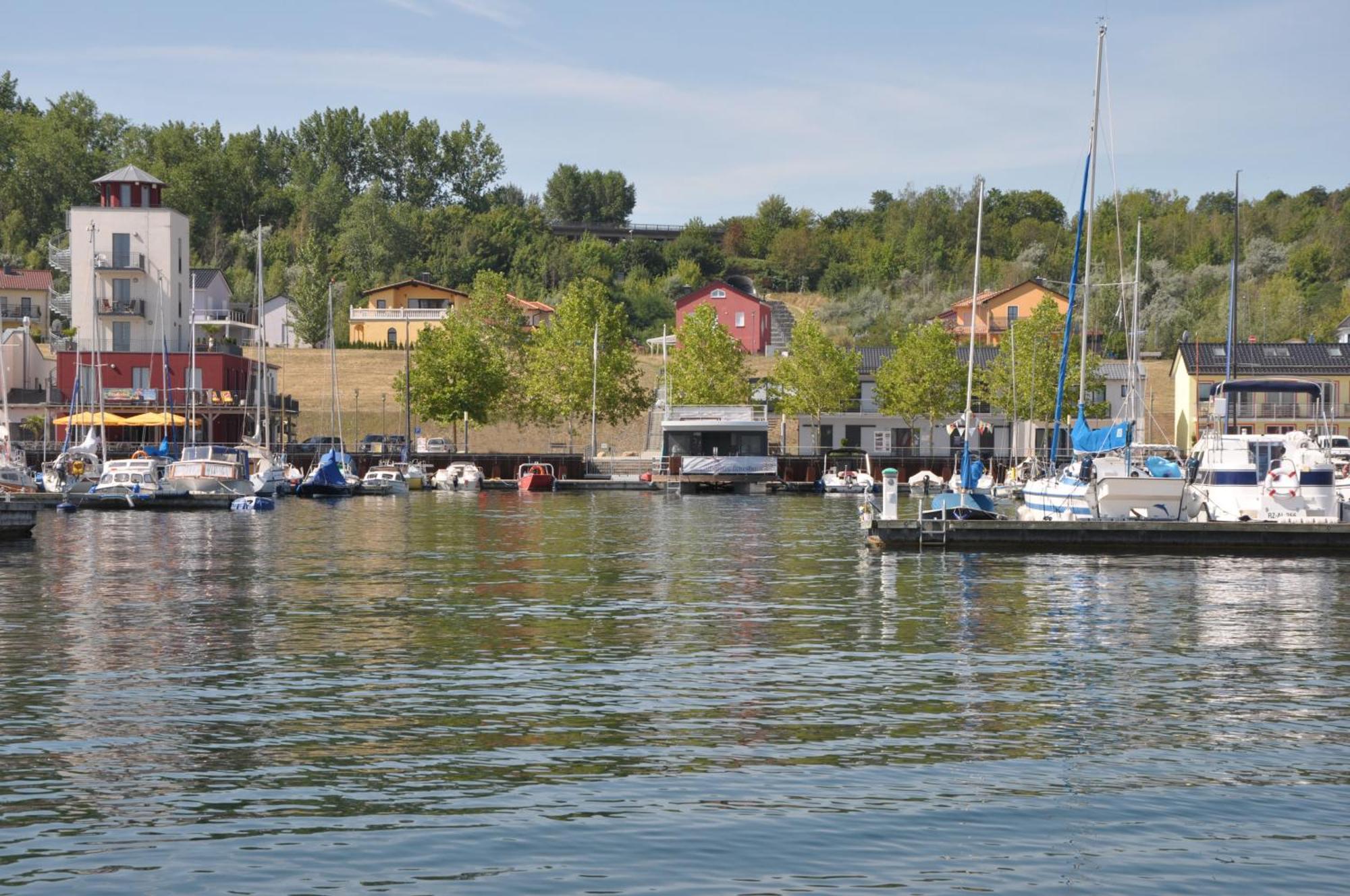 Hausboot Albatros Ботель